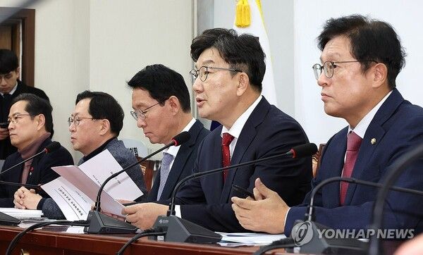 국민의힘 권성동 대표 권한대행 겸 원내대표(오른쪽 두번째)가 23일 오전 국회에서 열린 원내대책회의에서 발언하고 있다. 2024.12.23 [사진=연합뉴스]