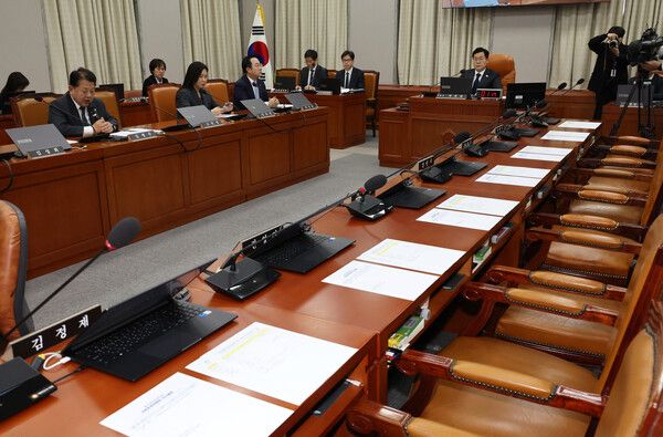 23일 오후 국회에서 열린 운영위원회 전체회의에서 국민의힘 소속 위원들의 불참으로 자리가 비어있다. 국민의힘은 민주당이 일방적으로 소집했기 때문에 참석하지 않는다고 밝혔다. 2024.12.23 [사진=연합뉴스]