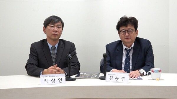 ​23일 김능구(오른쪽) 본지 발행인이 박상인 교수와 진행한 인터뷰에서 한국의 경제 상황에 대해 질문하고 있다. [사진=이준걸 폴리뉴스 PD]박상인 교수는 23일 김능구(오른쪽) 본지 발행인이 진행한 인터뷰에서 “한 가지만 강조하고 싶은 것은 대미교섭 같은 경우도 이런 불확실성이 많고 한데 정부가 이럴 때는 뚜렷한 원칙을 가져야 된다”고 말했다. [사진=이준걸 폴리뉴스 PD]