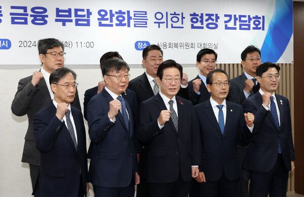 더불어민주당 이재명 대표가 24일 서울 중구 신용회복위원회에서 열린 '취약계층 금융 부담 완화를 위한 현장간담회'에서 이재연 서민금융진흥원장 겸 신용회복위원회 위원장(앞줄 왼쪽 두번째) 및 관계자들과 기념 촬영하고 있다. [사진= 연합뉴스]