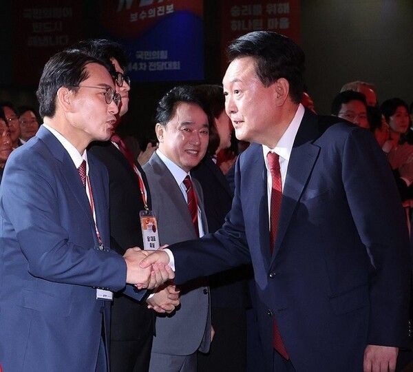 &nbsp;윤석열 대통령이 윤상현 당대표 후보와 인사하고 있다. 2024.7.23 [사진=연합뉴스]