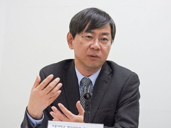 박상인 서울대 행정대학원 교수가 23일 여의도 폴리뉴스 회의실에서 김능구 본지 발행인이 진행한 ‘새로운 대한민국은 어떻게 가야 하는가?’ 주제의 특집 인터뷰에서 “8년 전 박근혜 전 대통령 탄핵 때와 시기적으로 비슷하다”면서도 “과도기적인 상황을 최소화시키는 게 중요하다”고 말했다.[사진=이준걸 폴리뉴스 PD]