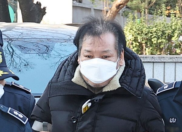 정치자금법 위반 혐의를 받는 이른바 '건진법사'로 알려진 전성배 씨가 19일 서울 양천구 서울남부지법에서 열린 구속 전 피의자 심문(영장실질심사)에 출석하며 법정으로 향하고 있다. 2024.12.19 [사진=연합뉴스]