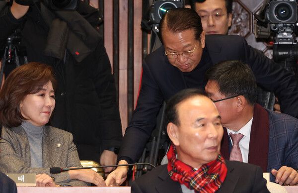 국민의힘 비상대책위원장에 내정된 것으로 알려진&nbsp;권영세&nbsp;의원(오른쪽)이 24일 오전 국회에서 열린 의원총회에서 나경원 의원과 대화하고 있다. [사진=연합뉴스]