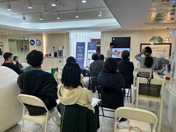딥 원데이 마스터 클래스에 참여한 의료진들이 지난 14일&nbsp;대구의 한 의원에서&nbsp;최신 미용 성형 트렌드와 복합 시술 방법에 대한 강의를 듣고 있다