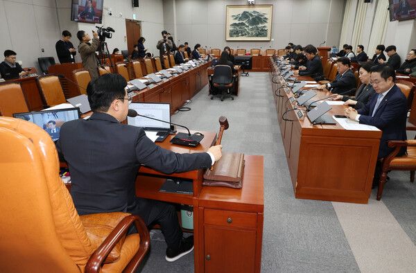 23일 오후 국회에서 열린 운영위원회 전체회의에서 더불어민주당 소속 박찬대 위원장이 의사봉을 두드리고 있다.국민의힘은 민주당이 일방적으로 소집했기 때문에 참석하지 않는다고 밝혔다. 2024.12.23 [사진=연합뉴스]
