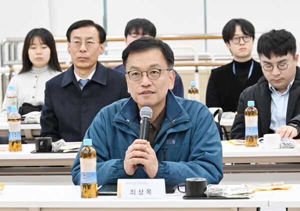 상목 경제부총리 겸 기획재정부 장관이 24일 서울 구로구 궁동종합사회복지관에서 열린 사회복지 종사자들과의 간담회에서 발언하고 있다. 2024.12.24 [기획재정부 제공. 재판매 및 DB 금지] [사진=연합뉴스]