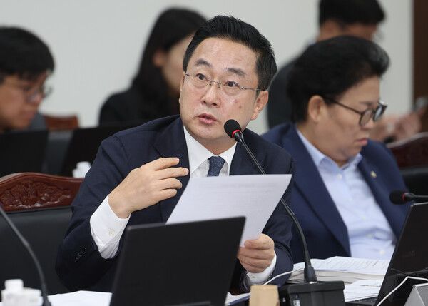 박성준 더불어민주당 의원이 18일 오후 부산 금정구 부산대학교에서 열린 국회 교육위원회의 부산대, 경상국립대, 부산대병원, 부산대치과병원, 경상국립대병원에 대한 국정감사에서 질의하고 있다. 2024.10.18 [사진=연합뉴스]