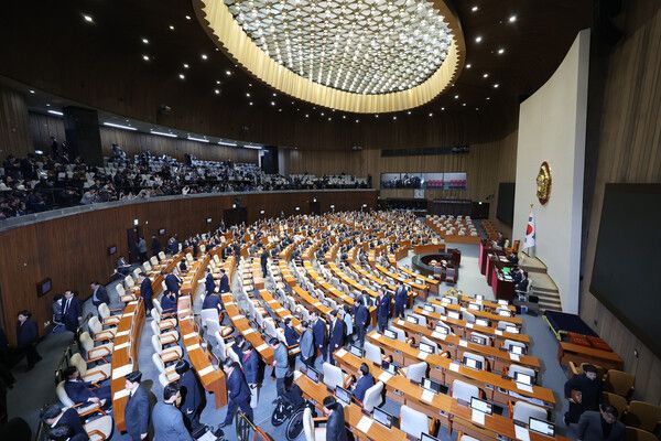 국민의힘 의원들이 14일 오후 국회 본회의에서 윤석열 대통령 탄핵소추안이 가결되자 본회의장에서 퇴장하고 있다. 2024.12.14 [사진=연합뉴스]