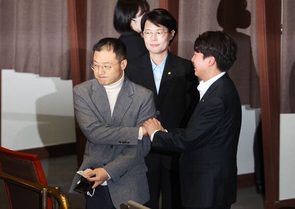 국민의힘 김상욱 의원(왼쪽)이 7일 오후 국회 본회의에서 윤석열 대통령의 탄핵소추안에 대한 표결에 동참한 뒤 개혁신당 이준석 의원의 격려를 받고 있다. 2024.12.7 [사진=연합뉴스]