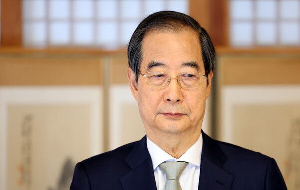 한덕수 대통령 권한대행 국무총리가 24일 서울 삼청동 총리 공관에서 열린 '서울재팬클럽(SJC) 오찬 간담회'에서 통역 발언을 들으며 생각에 잠겨 있다. 2024.12.24 [대통령실통신사진기자단] [사진=연합뉴스]