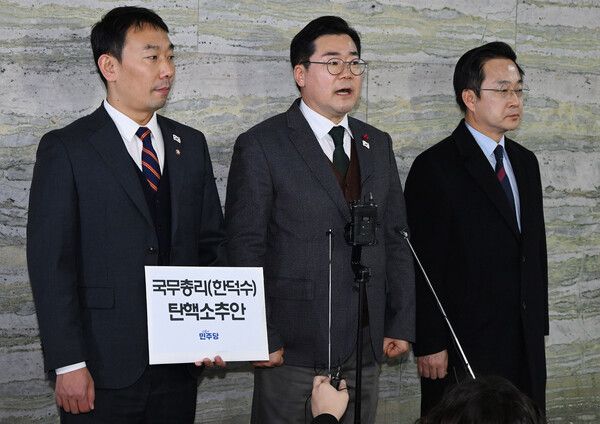 더불어민주당 김용민 원내정책수석부대표(왼쪽부터)와 박찬대 원내대표, 박성준 원내수석부대표가 24일 오후 국회 의안과 앞에서 '국무총리 한덕수 탄핵소추안' 제출 보류 이유를 밝히고 있다. 2024.12.24 [공동취재] [사진=연합뉴스]