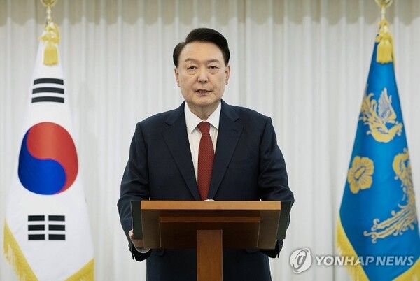 &nbsp;윤석열&nbsp;대통령이 14일 본인의 탄핵소추안이 국회에서 가결된 뒤 한남동 관저에서 대국민담화를 하고 있다. 2024.12.14 [대통령실 제공. 재판매 및 DB 금지] [사진=연합뉴스]