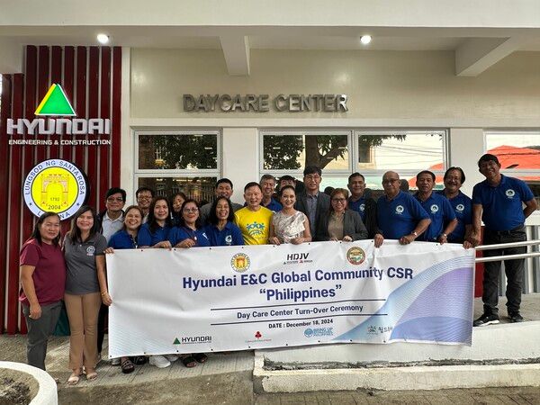 현대건설 필리핀 산타로사 시 보육원 완공식 사진. 정형태 필리핀 남부철도 4·5·6 공구 통합 현장소장(앞줄 왼쪽에서 9번째)과 아를렌 B. 아르실라스(Arlene B. Arcillas) 산타로사 시장(왼쪽에서 8번째), 하영재 월드투게더 부회장(왼쪽에서 7번째) 등 관계자들이 지난 18일 필리핀 산타로사 보육원 완공식에서 기념촬영을 하고 있다. [사진=현대건설]