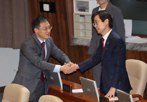 26일 국회 본회의에서 국민의힘 조경태,&nbsp;김상욱&nbsp;의원이 대화하고 있다. [사진=연합뉴스]