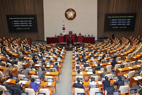 26일 국회 본회의에서 마은혁, 정계선, 조한창 헌법재판소 재판관 선출안과 관련해 더불어민주당 김한규 의원이 심사경과보고를 하고 있다. [사진= 연합뉴스]