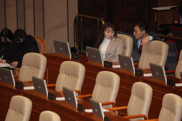 26일 국회 본회의에서 국민의힘 김예지,&nbsp;김상욱&nbsp;의원이 대화하고 있다. [사진=연합뉴스]