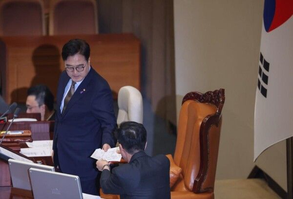 26일 국회 본회의에서 마은혁, 정계선, 조한창 헌법재판소 재판관 선출안 투표 결과지가 우원식 국회의장에게 전달되고 있다. 【사진=연합뉴스】
