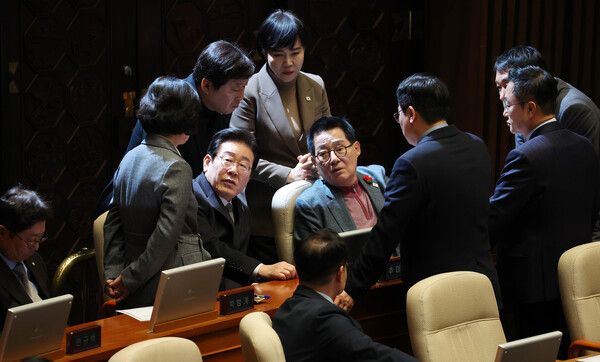 더불어민주당 이재명 대표가 26일 오후 마은혁, 정계선, 조한창 헌법재판소 재판관 선출안이 상정되는 국회&nbsp;본회의장에서 박지원, 추미애 의원 등 당 지도부와 대화하고 있다. [사진=연합뉴스]