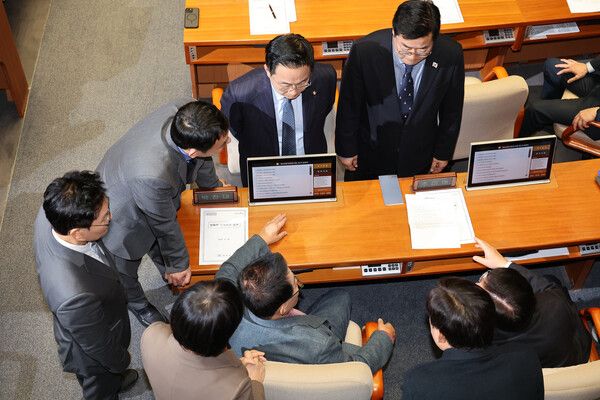 &nbsp;26일 국회 본회의에서 더불어민주당&nbsp;이재명 대표 등 의원들이 대화를 나누고 있다. [사진=연합뉴스]