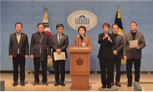 더불어민주당 경제상황점검단(단장 이언주 최고위원)이 23일 긴급 기자회견을 열고 “여수 석화산단‧포항 철강단지 산업위기대응특별지역으로 지정하라”고 주문했다. [사진=이언주 의원실 제공]&nbsp;