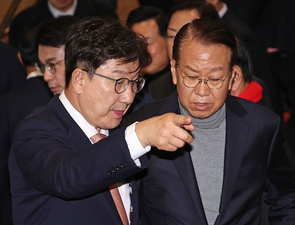 국민의힘 권성동 당대표 권한대행 겸 원내대표와 권영세 비상대책위원장 지명자가 26일 국회에서 '민주당의 국정인질 탄핵겁박 규탄대회'를 마친 뒤 회의를 위해 이동하고 있다. 2024.12.26 [사진=연합뉴스]