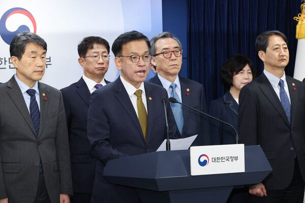 최상목 경제부총리 겸 기획재정부 장관(가운데)과 국무위원들이 27일 서울 종로구 정부서울청사에서 한덕수 대통령 권한대행 국무총리 탄핵에 대한 입장을 발표하는 모습 [사진=연합뉴스]