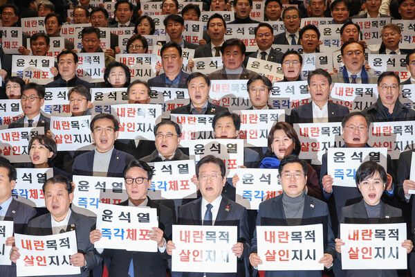 더불어민주당 이재명 대표, 박찬대 원내대표 등 의원들이 27일 국회 본청 계단에서 한덕수 국무총리 탄핵안을 가결한 뒤 윤석열 규탄대회를 열고 있다. [사진= 연합뉴스]