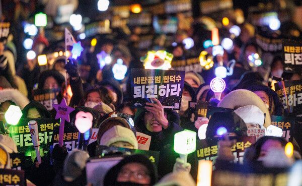 26일 오후 서울 광화문 정부서울청사 건너편에서 '윤석열즉각퇴진·사회대개혁' 비상 행동이 개최한 '내란연장 헌법파괴' 한덕수 퇴진 긴급행동에 참석한 시민들이 구호를 외치고 있다. 2024.12.26 [사진=연합뉴스]