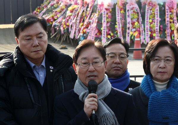 더불어민주당 윤석열내란진상조사단 박범계 부단장이 16일 오전 서울 용산 대통령실 인근에서 열린 ‘내란 혐의 철저 수사 촉구’ 기자회견에서 발언하고 있다. 2024.12.16 [사진=연합뉴스]