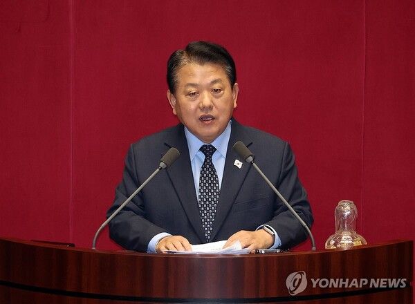 더불어민주당 김병주 의원이 11일 오후 국회 본회의에서 '윤석열 대통령 위헌적 비상계엄 선포 내란행위'와 관련해 질문하기 앞서 발언하고 있다. 2024.12.11 [사진=연합뉴스]