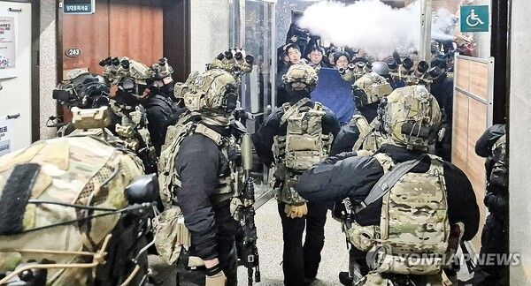 윤석열 대통령이 3일 저녁 비상계엄을 선포한 가운데 4일 밤 서울 국회의사당에서 계엄군이 국회 본청으로 진입하고 있다. 2024.12.4 [사진=연합뉴스]