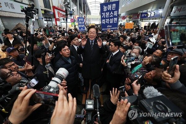 포항 죽도시장 찾은 이재명 대표 [사진=연합뉴스]
