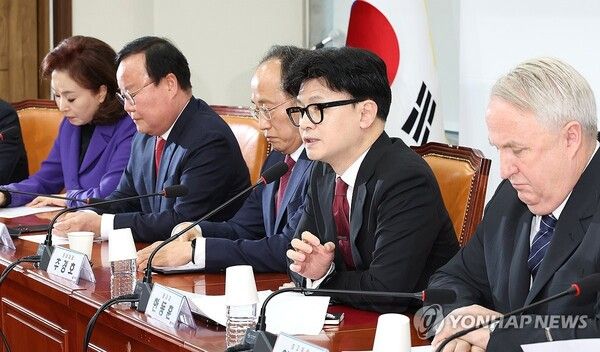 국민의힘 한동훈 대표(오른쪽 두번째)가 25일 오전 국회에서 열린 최고위원회의에서 발언하고 있다. 2024.11.25 [사진=연합뉴스]
