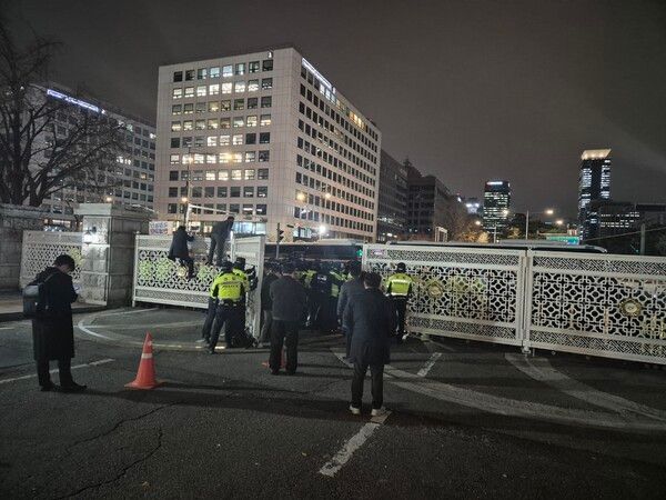 윤석열 대통령이 3일 긴급 비상계엄을 선포한 가운데 경찰이 국회 출입문을 지키고 있다. [사진=폴리뉴스]