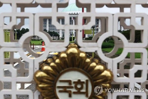 국회 출입문 폐쇄…의원 출입도 막혀 [사진=연합뉴스]
