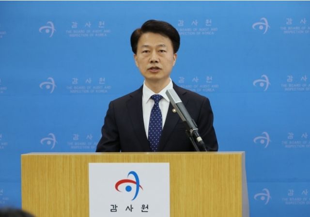 헌정사상 초유의 감사원장 탄핵 사태를 맞이한 감사원은 연일 비상 대책에 들어갔다. 2일 최달영 감사원 사무총장이&nbsp; 서울 종로구 감사원에서 긴급 브리핑을 열고 더불어민주당의 최재해 감사원장 탄핵 추진에 대한 입장을 밝히고 있다. [사진=연합뉴스]