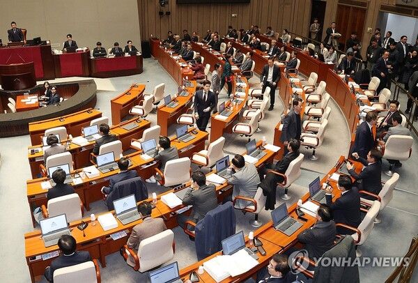 29일 국회에서 열린 예산결산특별위원회 전체회의에서 국민의힘 의원들이 퇴장하고 있다. 예결위는 이날 감액만 반영한 내년도 예산안을 야당 단독으로 처리했다. 2024.11.29 [사진=연합뉴스]