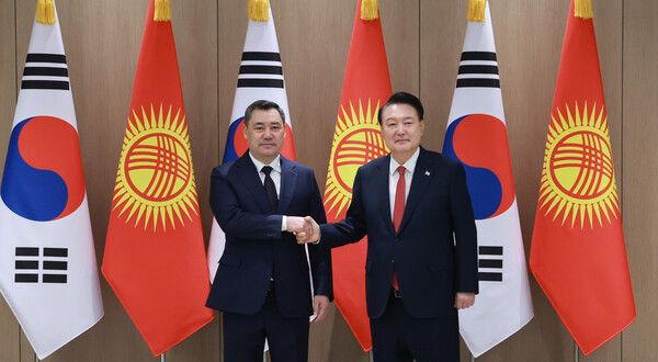윤석열&nbsp;대통령이 3일 서울 용산 대통령실에서 열린 한·키르기즈 정상회담에서 사디르 자파로프 키르기즈공화국 대통령과 악수하며 기념 촬영을 하고 있다.[사진=연합뉴스]