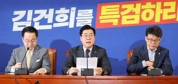 더불어민주당 박찬대 원내대표(가운데)가 3일 오전 국회에서 열린 원내대책회의에서 발언하고 있다. [사진= 연합뉴스]