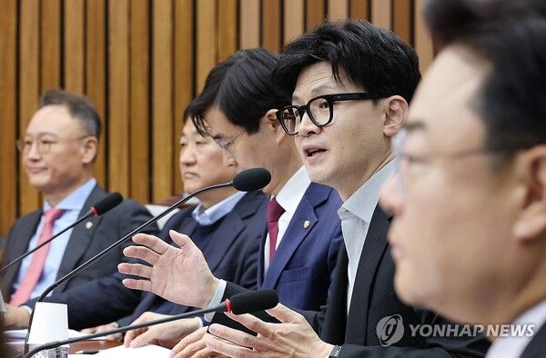 국민의힘 한동훈 대표(오른쪽 두번째)가 27일 오전 국회에서 '정년연장 쟁점과 과제'란 주제로 열린 당 격차해소특별위원회의 정책토론회에 참석해 발언하고 있다. 2024.11.27 [사진=연합뉴스]