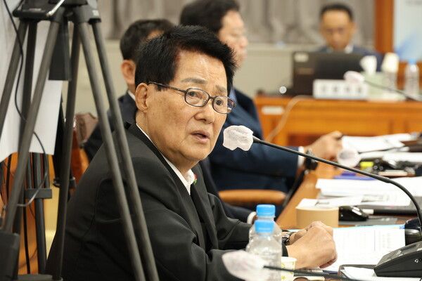 더불어민주당 박지원 의원이 17일 오후 대전 서구 대전고등검찰청에서 열린 국회 법제사법위원회의 대전고검·지검, 청주지검, 광주고검·지검, 전주지검, 제주지검 등에 대한 국정감사에서 질의를 하고 있다. 2024.10.17 [사진=연합뉴스]