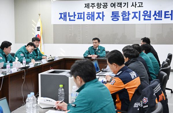 최상목 대통령 권한대행 부총리 겸 기획재정부 장관이 30일 전남 무안공항 제주항공 여객기 사고 통합지원센터를 방문하고 있다. 2024.12.30 [기재부 제공. 재판매 및 DB 금지] [사진=연합뉴스]