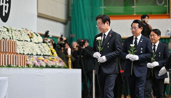 30일 오전 전남 무안군 무안종합스포츠파크에 마련된 제주항공 여객기 사고 희생자 합동분향소에서 더불어민주당 이재명 대표가 헌화하고 있다. [사진= 연합뉴스]