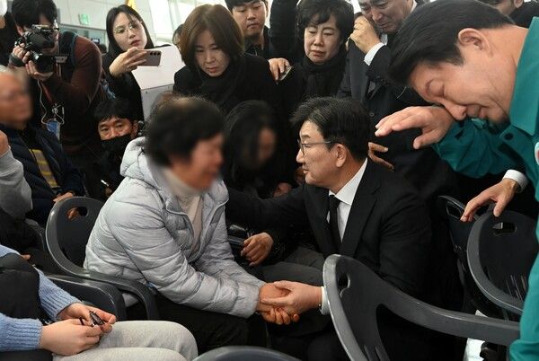 국민의힘&nbsp;권성동&nbsp;당대표 권한대행 및 원내대표가 30일 오전 무안국제공항에서 제주항공 여객기 사고 탑승객 가족들을 위로하고 있다. [사진=연합뉴스]