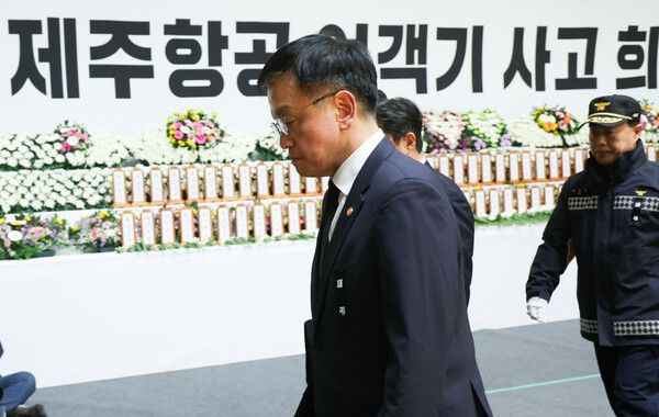 최상목 대통령 권한대행 부총리 겸 기획재정부 장관이 30일 전남 무안 스포츠파크에 마련된 제주항공 여객기 사고 희생자 합동분향소에서 조문 후 이동하는 모습 [사진=연합뉴스]