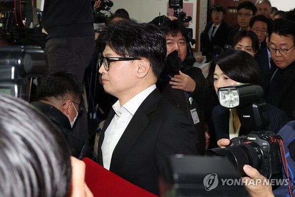 국민의힘 한동훈 대표가 4일 오전 서울 여의도 국회에서 열린 비공개 최고위원회의를 마친 뒤 의원총회장으로 향하고 있다. 2024.12.4 [사진=연합뉴스]