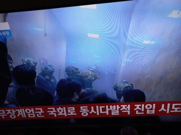 뭐장계엄군이 국회의사당 동시다발적으로 유리창을 깨는 등 진입을 하고 국회 보좌관들이 막고 있다.[TV모니터캡처]