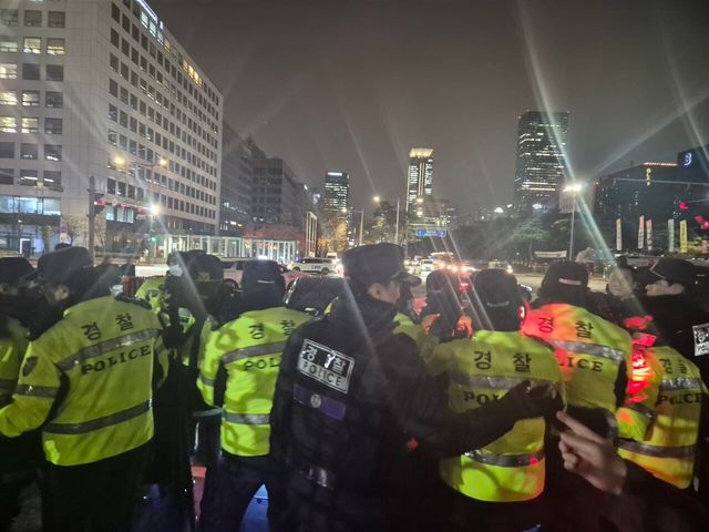 3일 밤 국회 앞 현장 [사진=김민주 기자]
