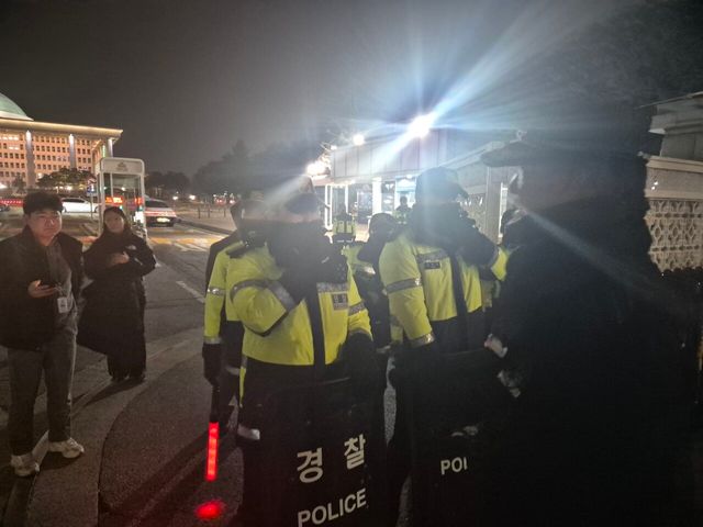 3일 밤 국회 앞 현장 [사진=김민주 기자]